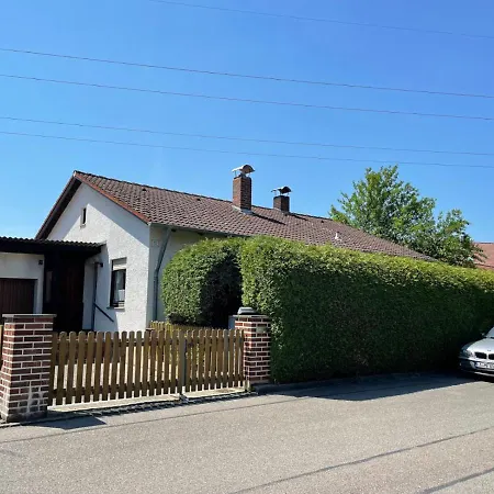 In Ruhiger Siedlung Mit Terrasse Und Stellplatz *
