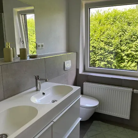 In Ruhiger Siedlung Mit Terrasse Und Stellplatz Ландсхут