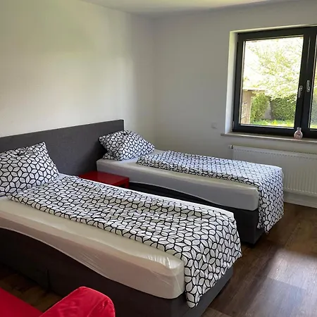 In Ruhiger Siedlung Mit Terrasse Und Stellplatz