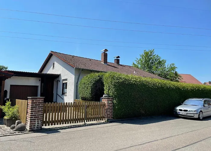 In Ruhiger Siedlung Mit Terrasse Und Stellplatz *