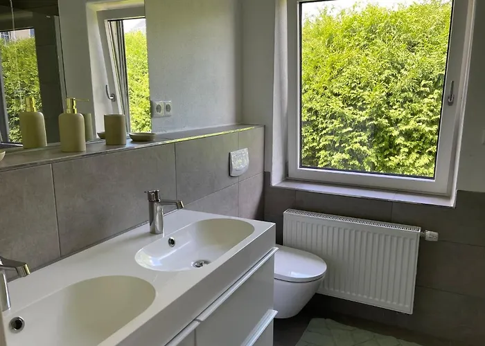 In Ruhiger Siedlung Mit Terrasse Und Stellplatz Landshut