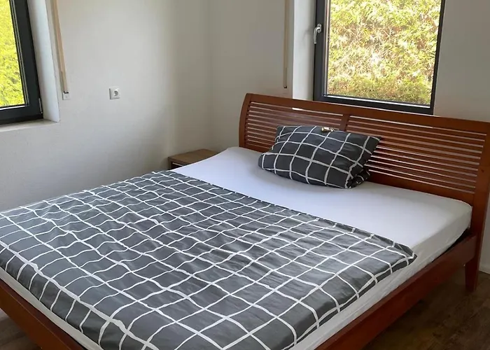 In Ruhiger Siedlung Mit Terrasse Und Stellplatz Appartement *