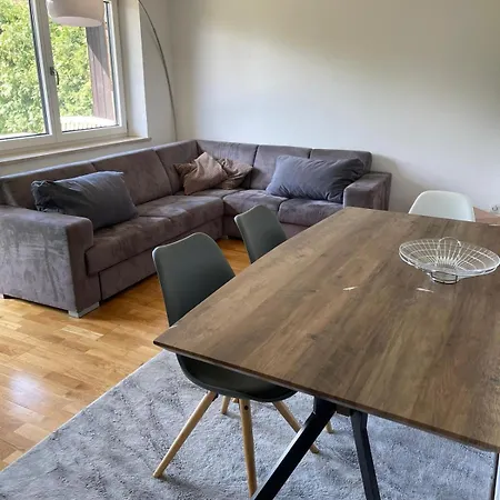 In Ruhiger Siedlung Mit Stellplatz *
